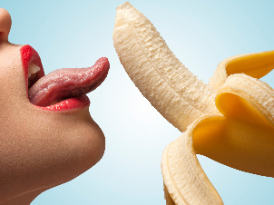 Meisje likt banaan