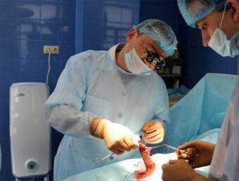 Penisvergrotingsoperatie uitgevoerd door chirurgen